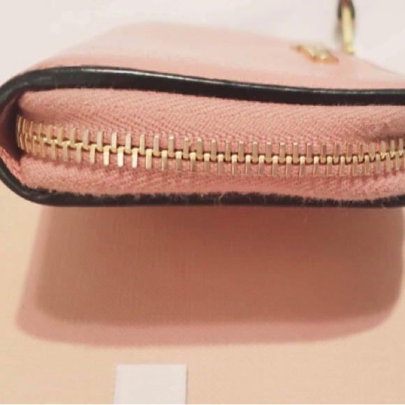 MIU MIU - Pink leather coin purse/wallet. AUTHENTIC and in BEAUTIFUL CONDITION! - Picture 4 of 16